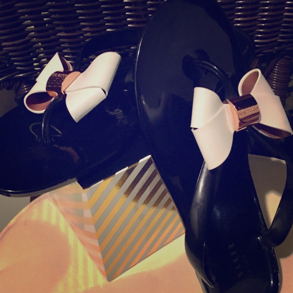 TED BAKER Ettiea Blk & Crm Jelly Flip Flops SZ 9